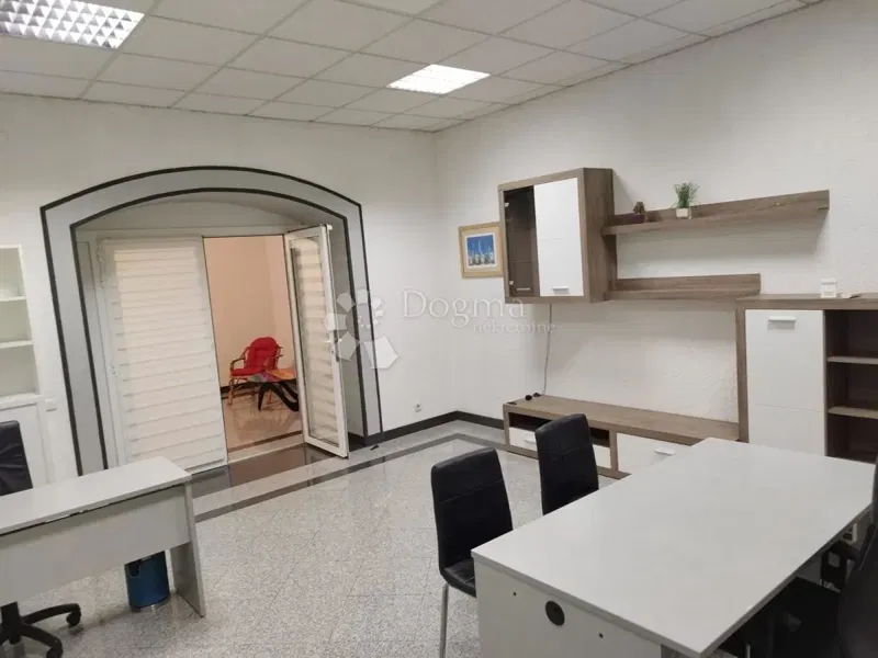 Kereskedelmi Centar, Rijeka, 79m2 – 2