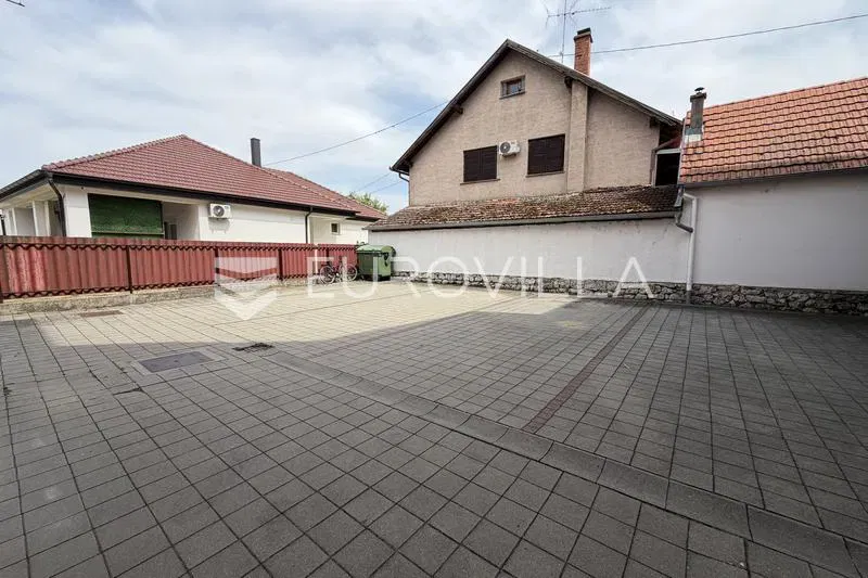Đakovo, strogi Centar, vanjsko, nenatkriveno parkirno mjesto, 15 m²