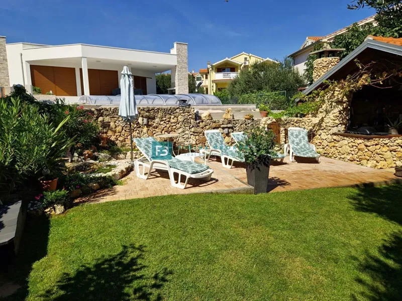 VODICE, samostojna hiša, 4 ločena stanovanja, vrt, garaža – 2