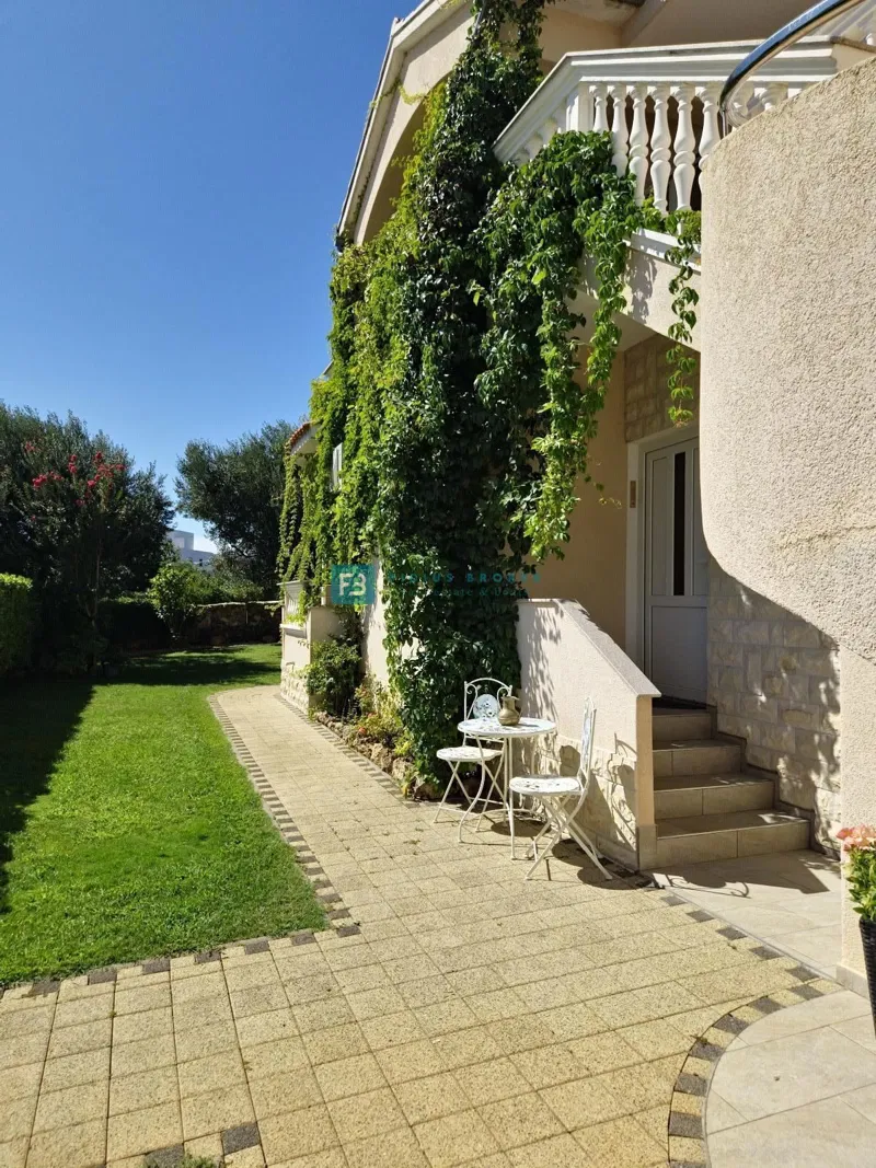 VODICE, samostojna hiša, 4 ločena stanovanja, vrt, garaža – 3