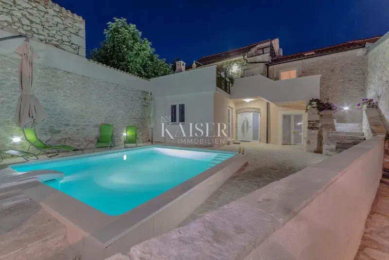 Zadar, Crno - kamenný dom s bazénom a výhľadom na more