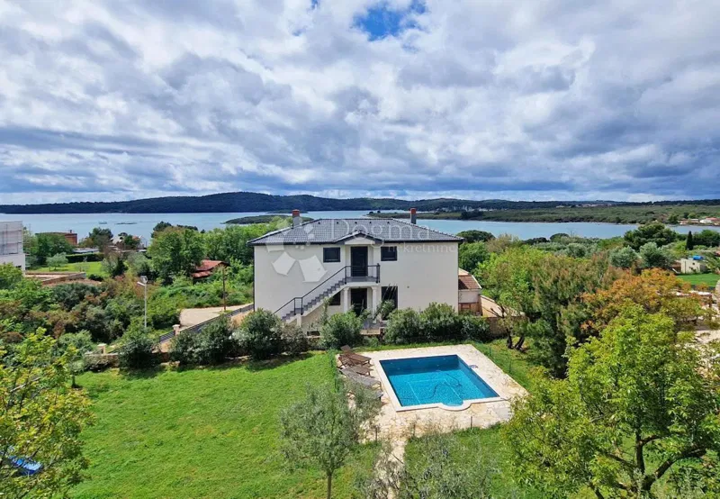 INCANTEVOLE CASA IN PIETRA A 200 M DAL MARE CON VISTA! ESCLUSIVO – 2