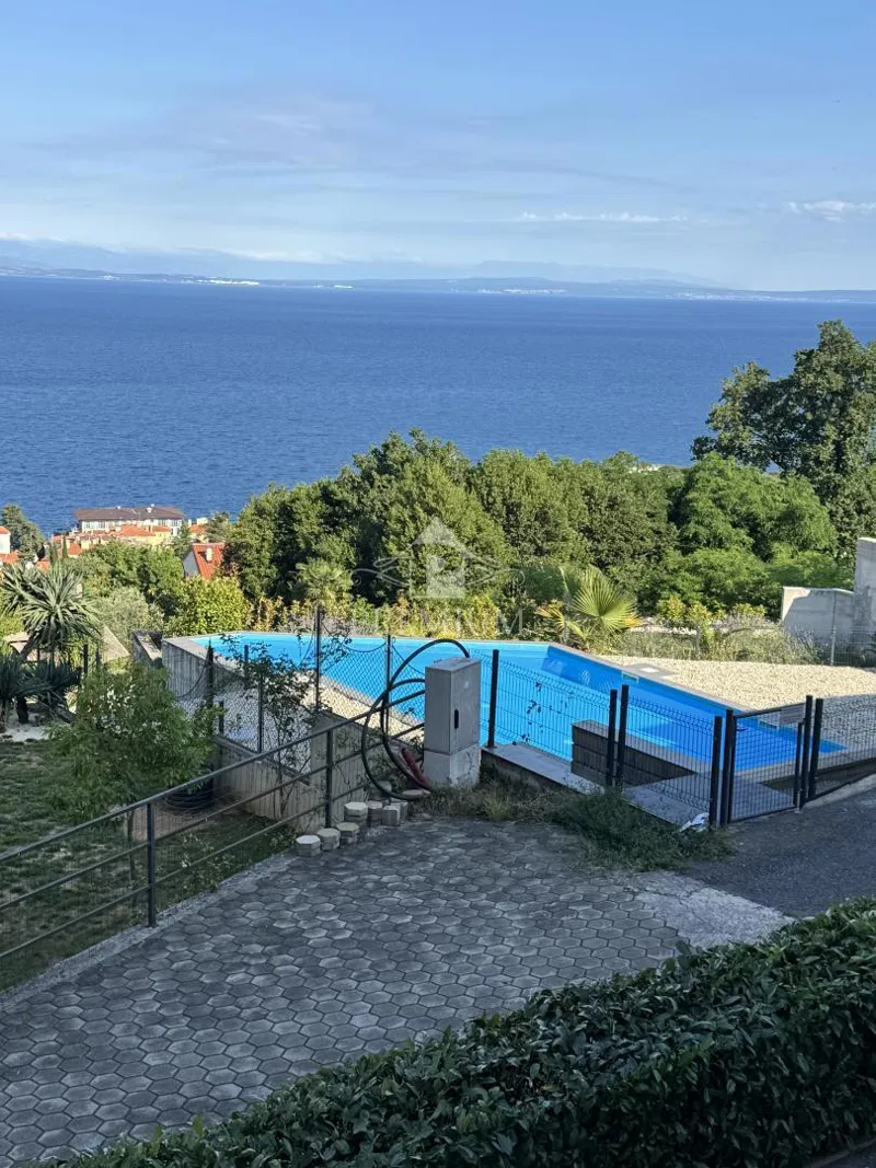 NOVOZGRAJENO STANOVANJE, GARAŽA, BAZEN, BLIZU CENTRA