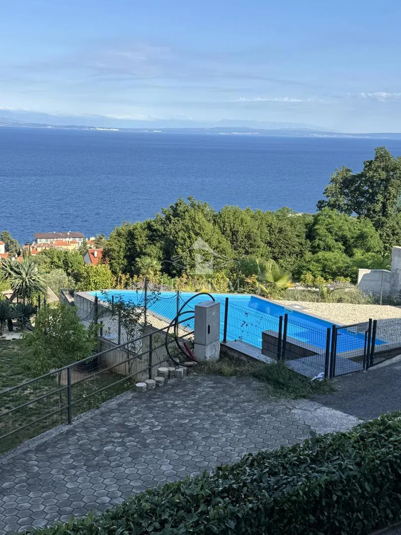 NOVOZGRAJENO STANOVANJE, GARAŽA, BAZEN, BLIZU CENTRA