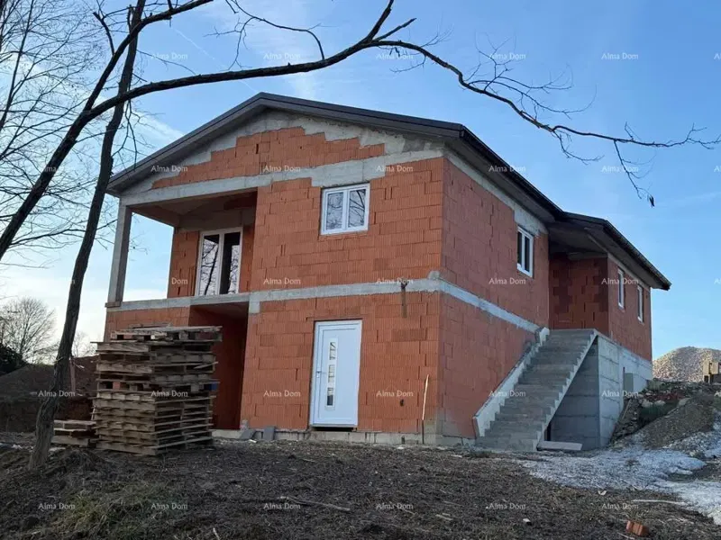 Kuća  u roh-bau fazi s velikom okućnicom – Cerovlje
