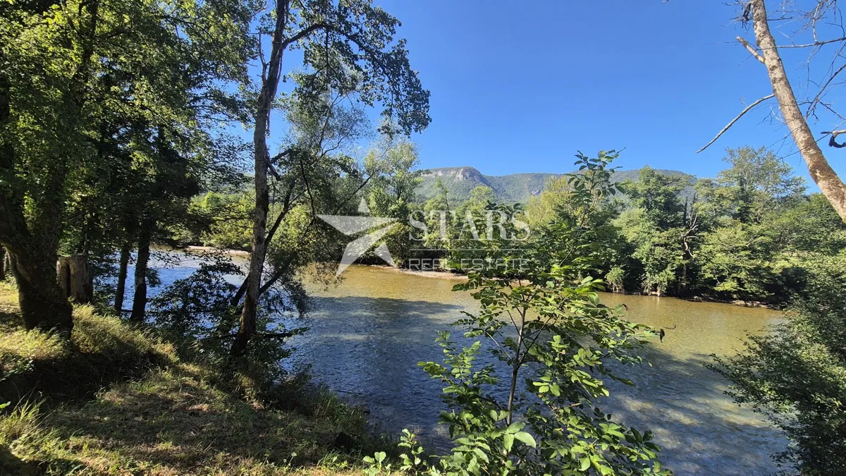 Gorski Kotar, Brod na Kupi – Bau- und Landwirtschaftsgrundstück mit direktem Zugang zum Fluss Kupa