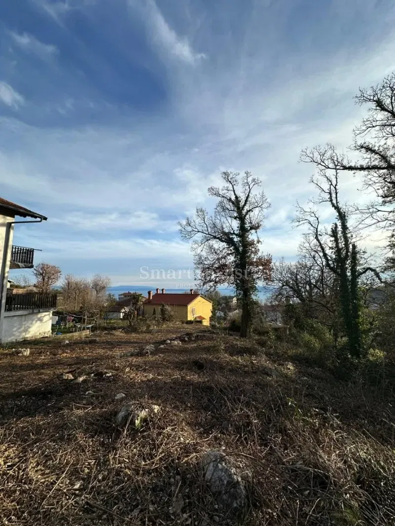 BREGI - MATULJI, građevinsko zemljište s djelomičnim pogledom na more!