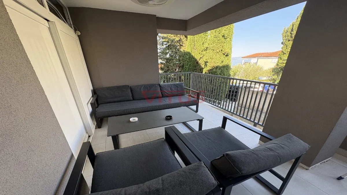 Opremljen dvosobni apartman u centru Malinske (s2292)