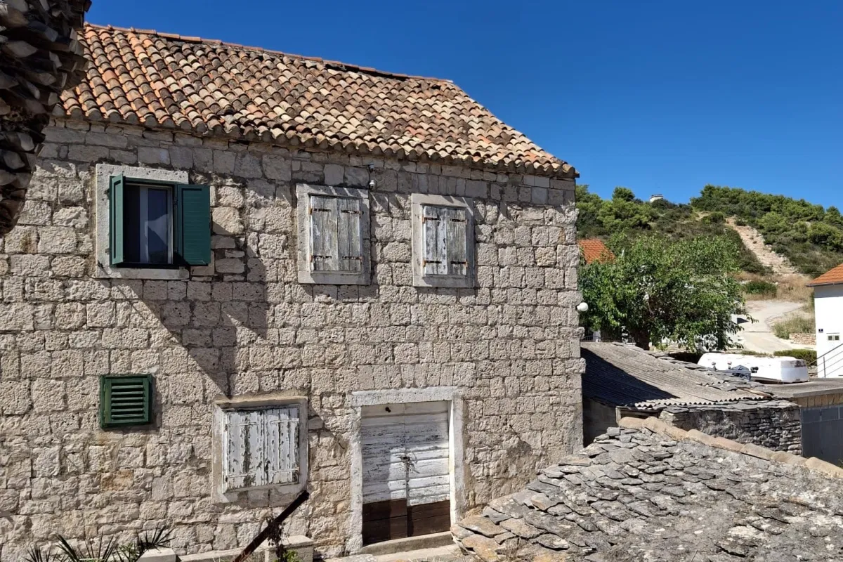 Dvojna kamena kuća za renovaciju
