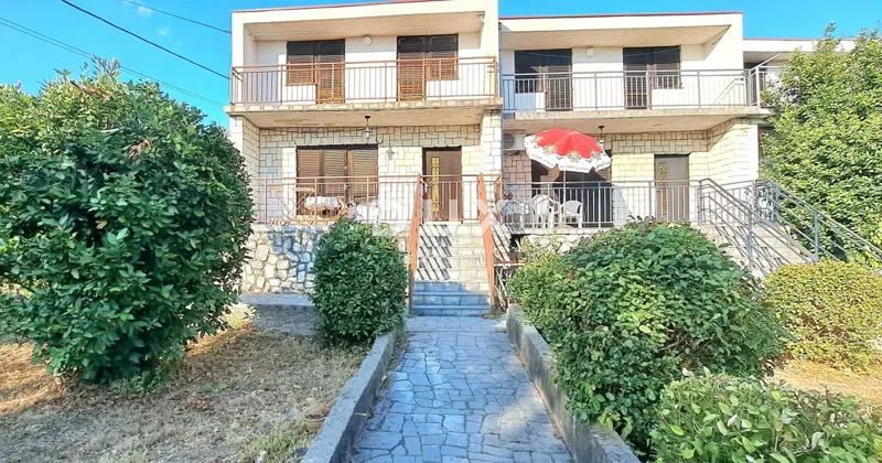 Crikvenica, Jadranovo, két ikerház, egyenként 120 m2-es, udvarral – 2