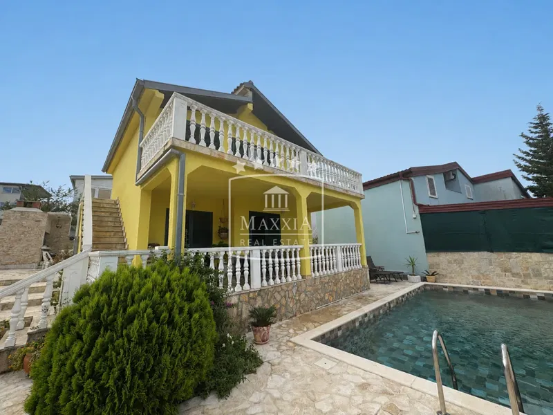 Gornji Karin - kuća 138m2 s bazenom 2 stana! Pogled more!!380000EUR