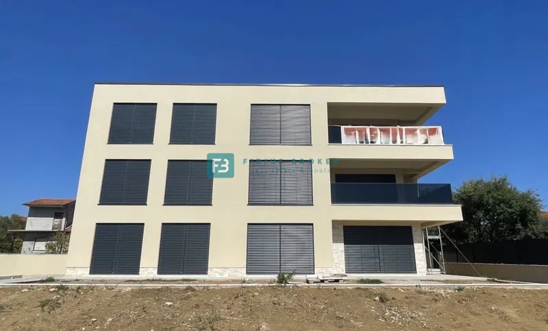 VODICE, novo, luksuzni stan, 1. red do mora, 70 m od plaže, pogled, vrt 123 m2 – 2