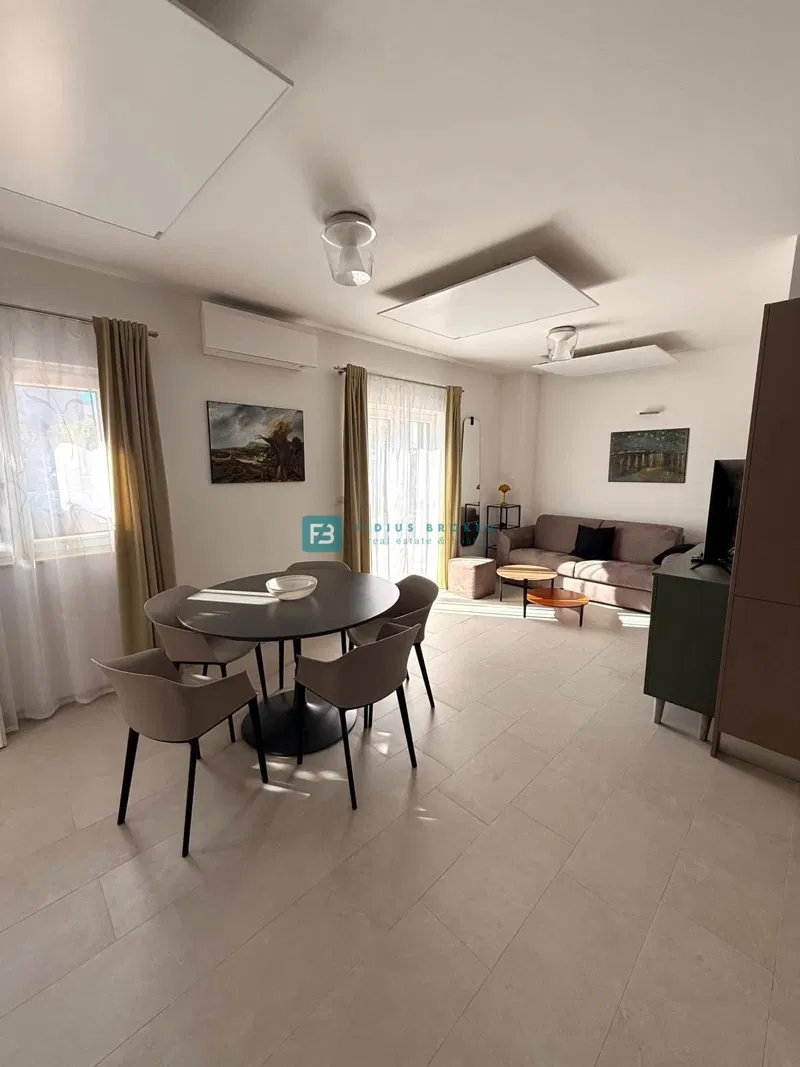 VODICE, nova, luksuzno opremljena hiša, strogi center, 150 m do obale, 4 ločena apartmaja – 2