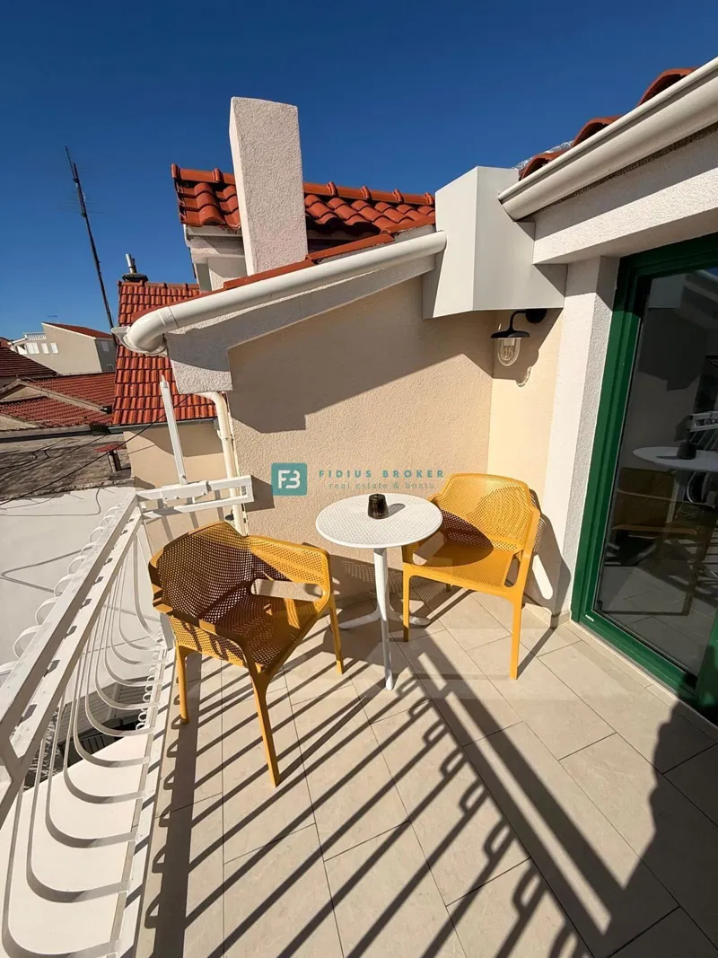 VODICE, nova, luksuzno opremljena hiša, strogi center, 150 m do obale, 4 ločena apartmaja – 3