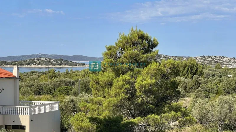 VODICE, novo, 1. nadstropje, 450 m od plaže, pogled na morje, terasa, 2 parkirni mesti, shramba – 2
