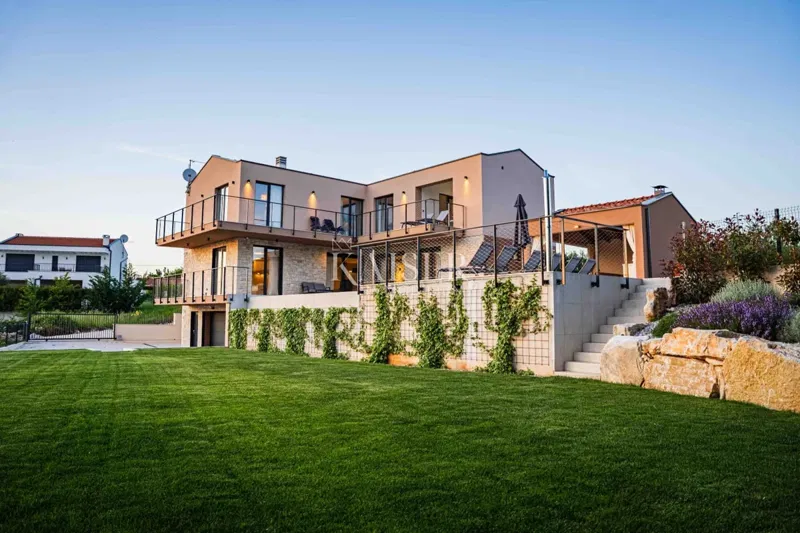 Istria, Višnjan - moderná vila s bazénom