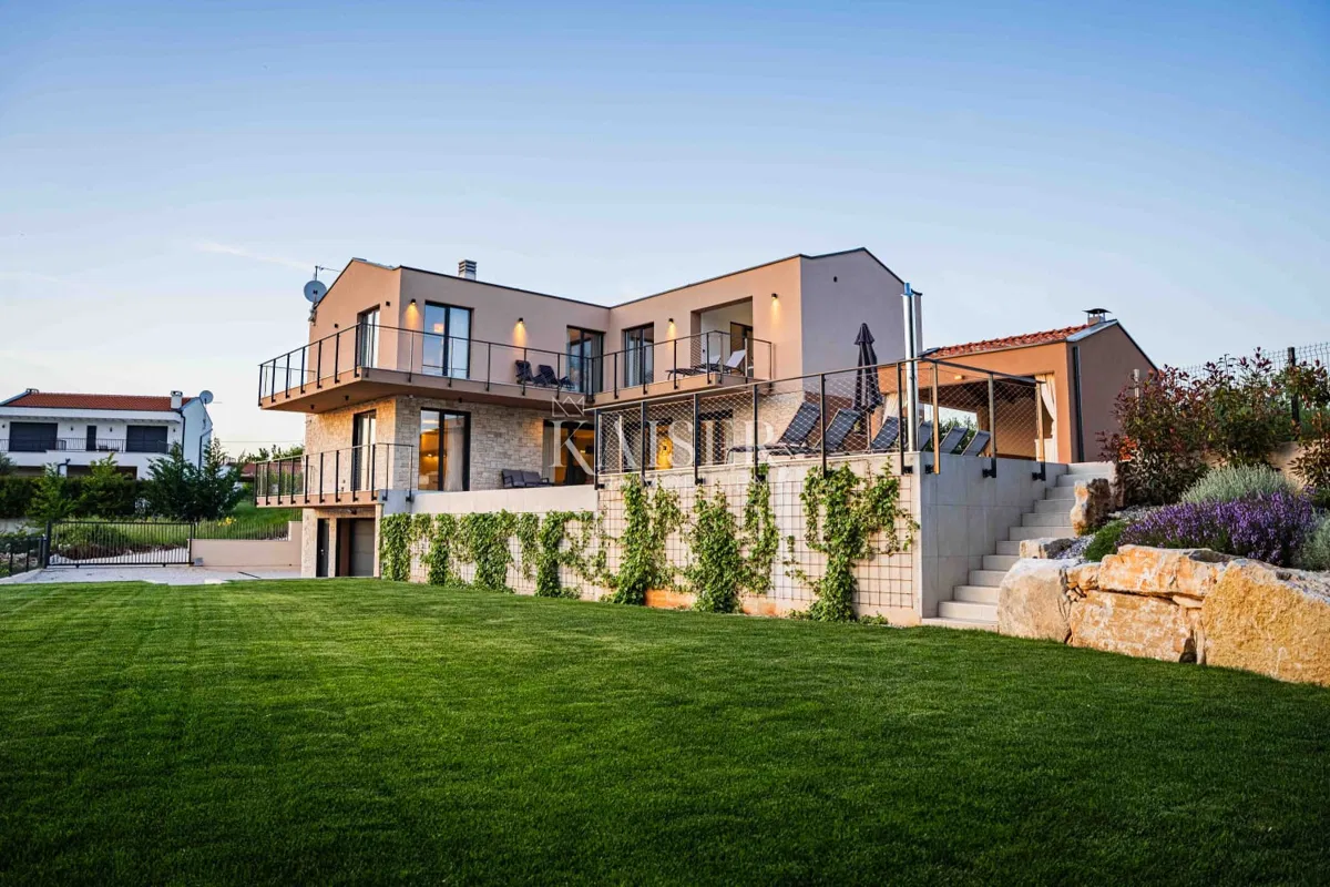 Istrie, Višnjan - moderní vila s bazénem