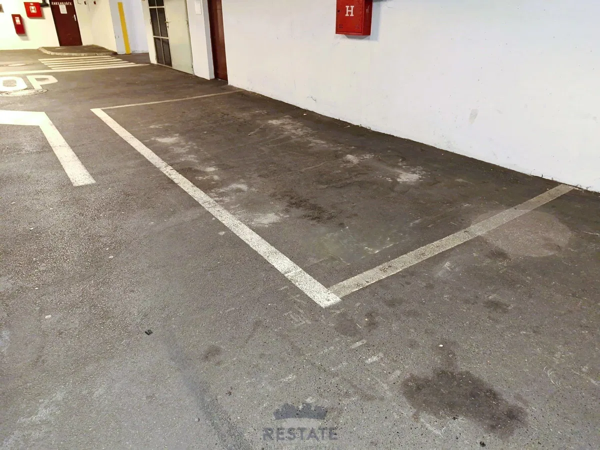 dva parkirna mjesta, u osiguranoj garaži ispod zgrade, pristup 24h