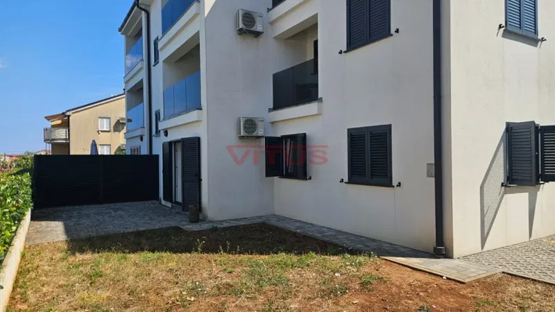 Trosobni apartman u prizemlju sa okućnicom (s2294)