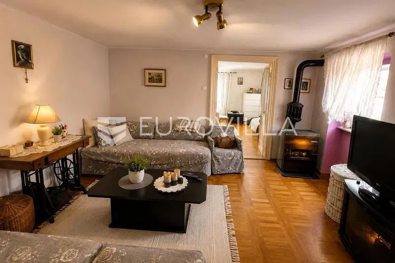 Senj, stan 45 m² u staroj gradskoj jezgri, 150 m od mora