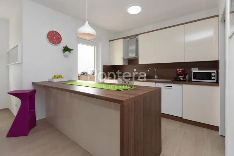 KOSTRENA, stan za najam 300m od mora