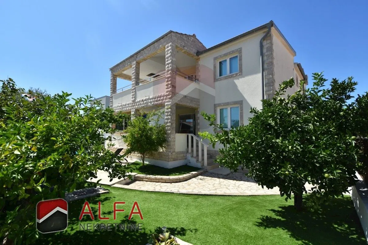 Chorwacja, Vodice, na sprzedaż dom z trzema mieszkaniami, basen, widok na morze