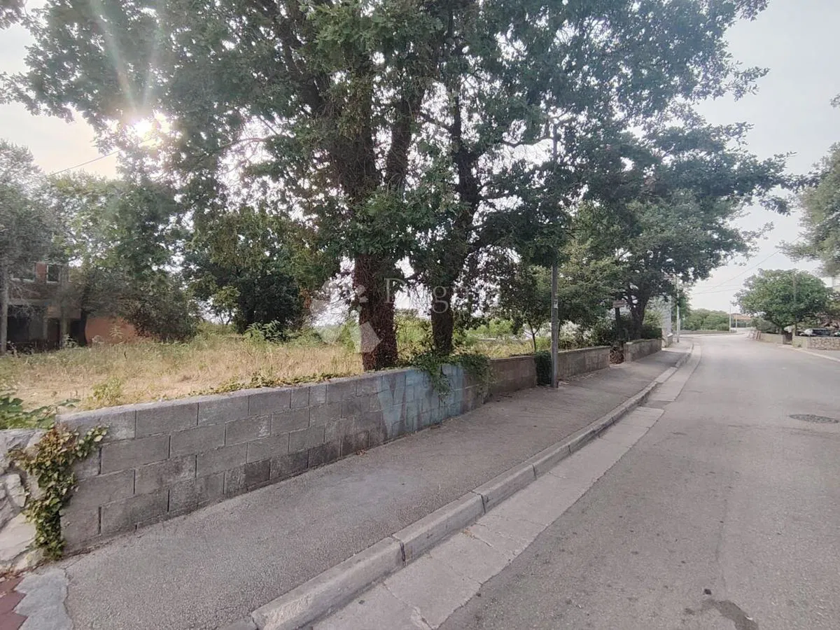VRSI - GRAĐEVINSKO ZEMLJIŠTE U CENTRU 719 m2