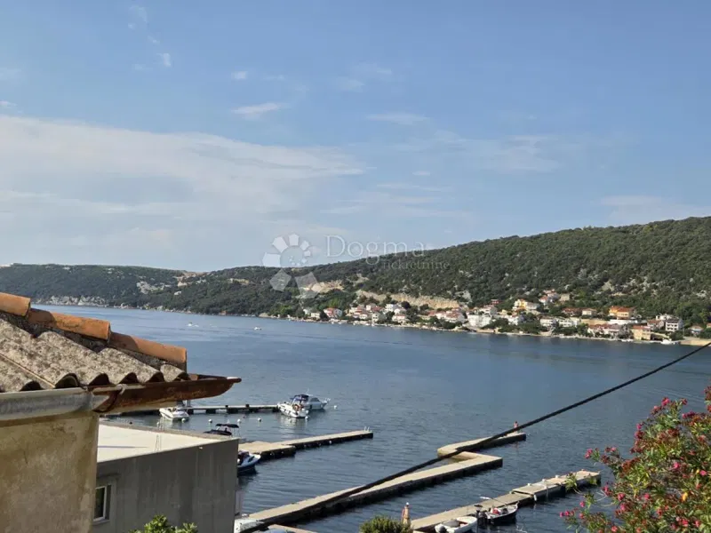 SUPETARSKA DRAGA – STAN S TERASOM I POGLEDOM NA MORE