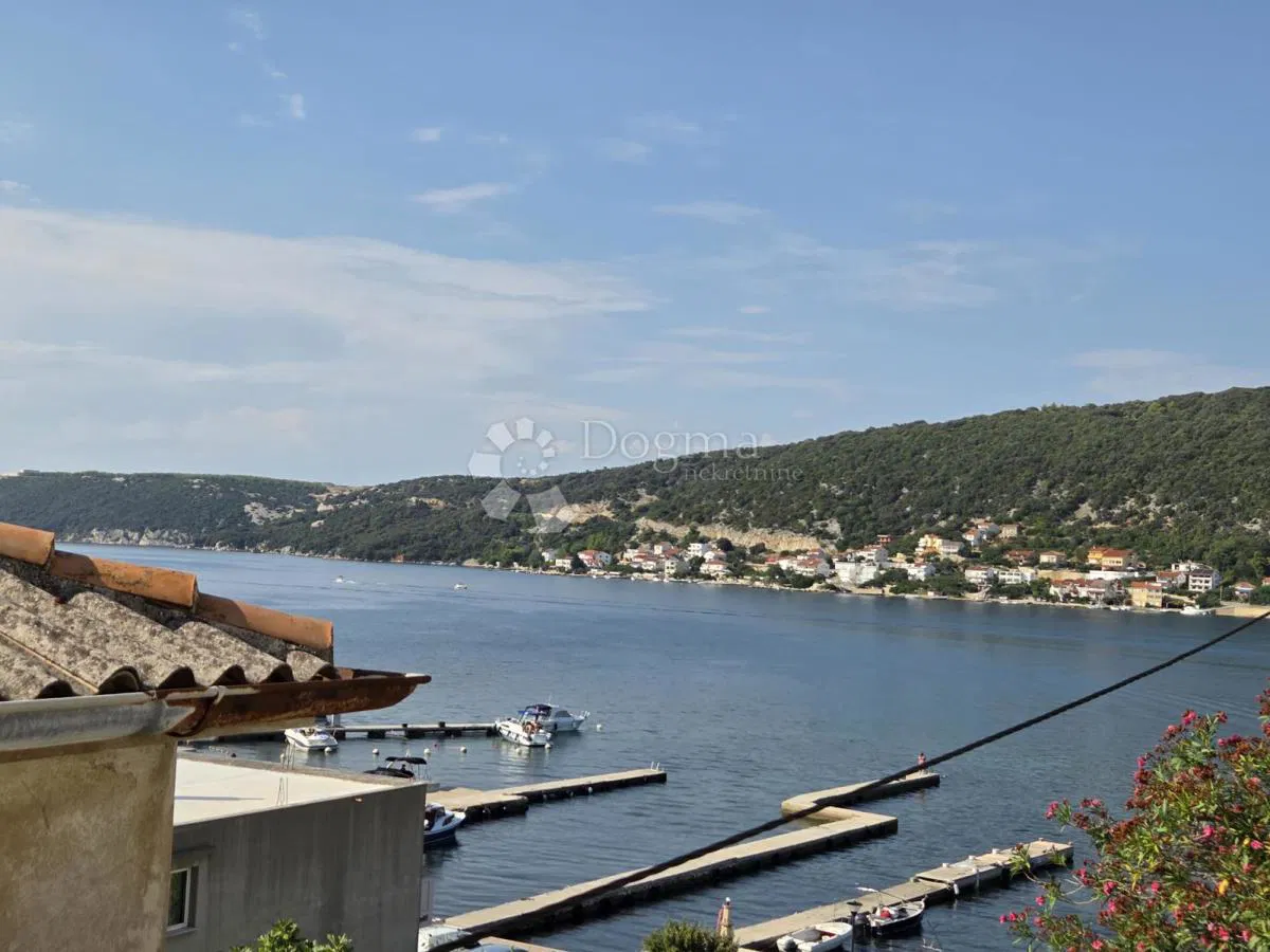 SUPETARSKA DRAGA – STAN S TERASOM I POGLEDOM NA MORE