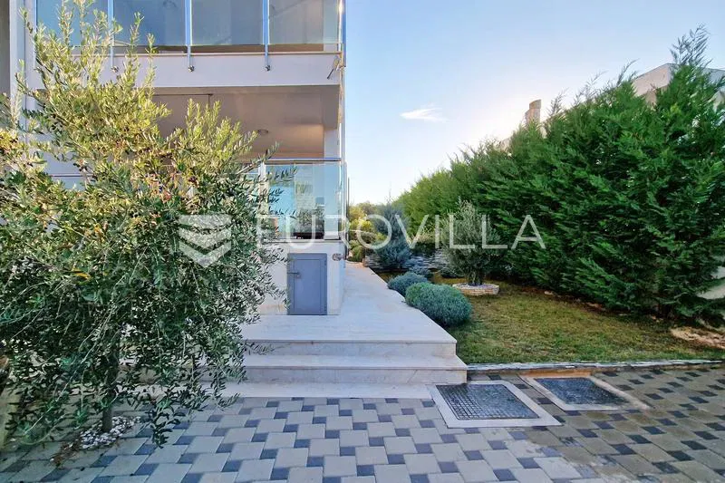 Peroj, Fažana - Spacious 130 m² Apartment with 227 m² Garden and Large Basement Space – 3