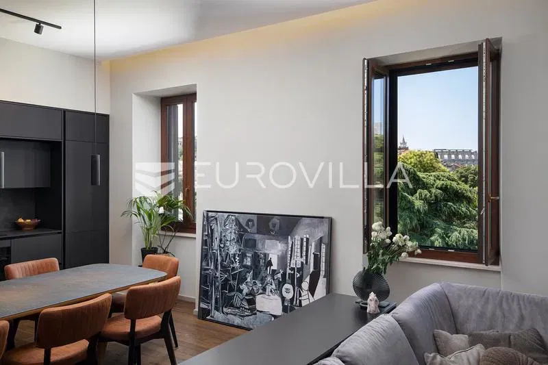 Pula, Center - Premium Designer-Renovated Apartment in a Historic Building, 200 m from the Arena – 2
