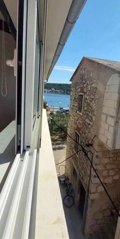 Ingatlan Tisno, Bájos kőház a tenger és a strand közelében