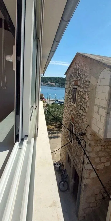 Ingatlan Tisno, Bájos kőház a tenger és a strand közelében