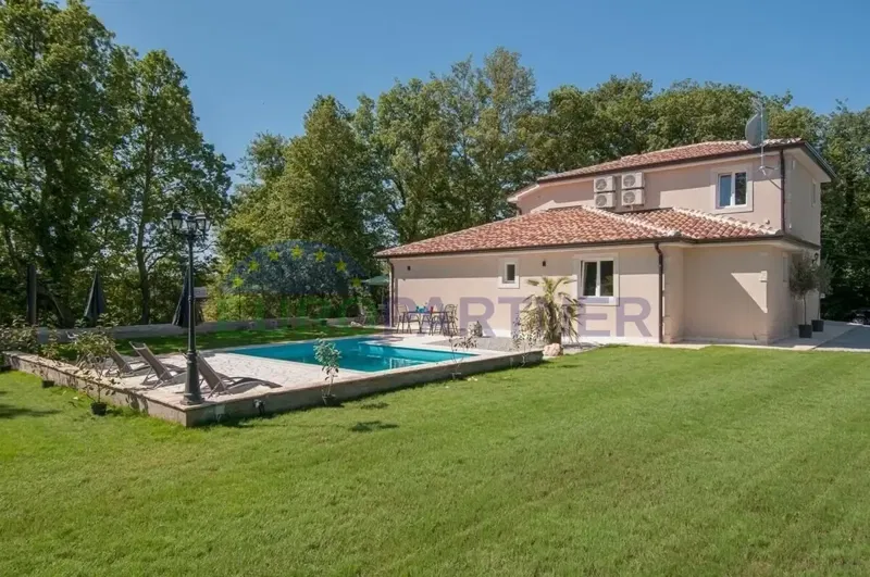 Tinjan – Haus mit Pool am Rande des Dorfes, umgeben von Wald und Grün