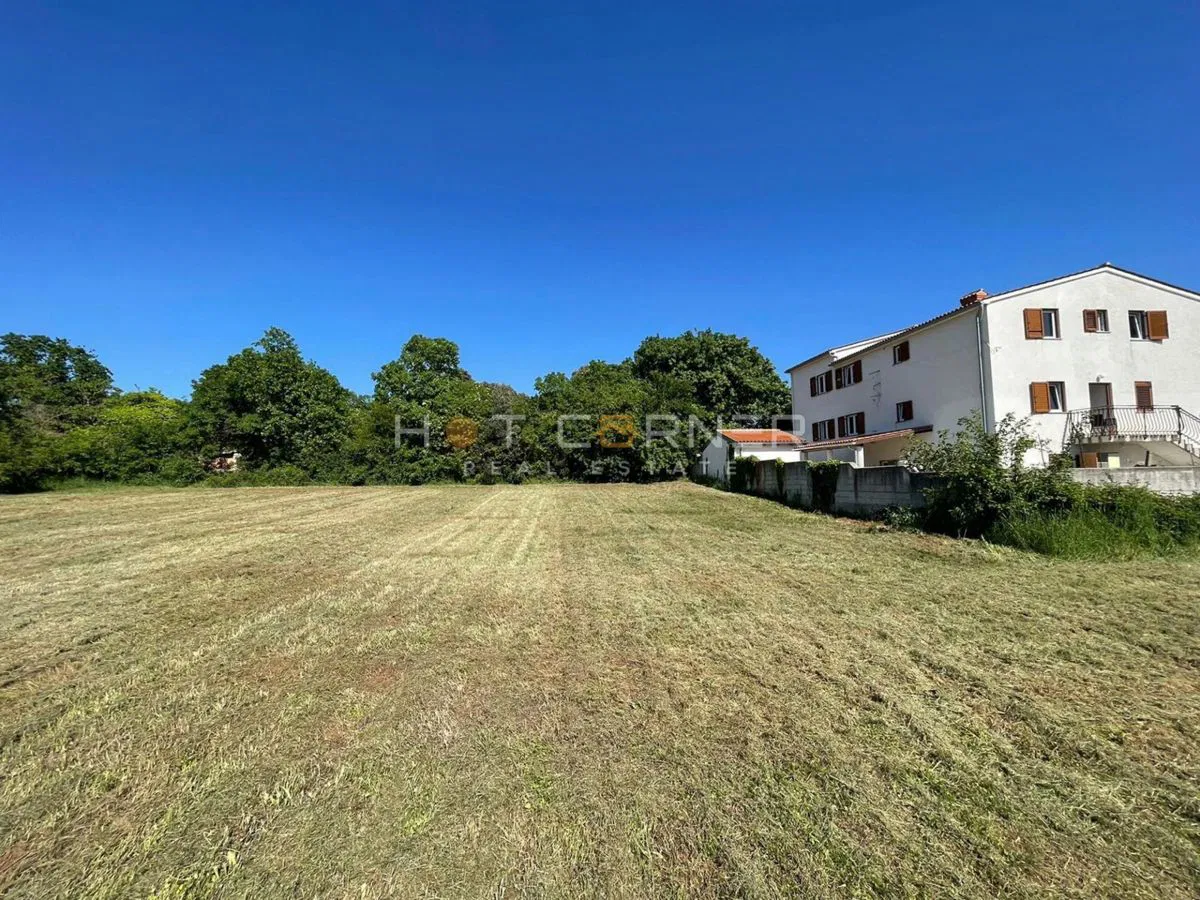Ližnjan, manja građevinska parcela u lijepom okruženju, 442 m2 + 114 m2 vrta