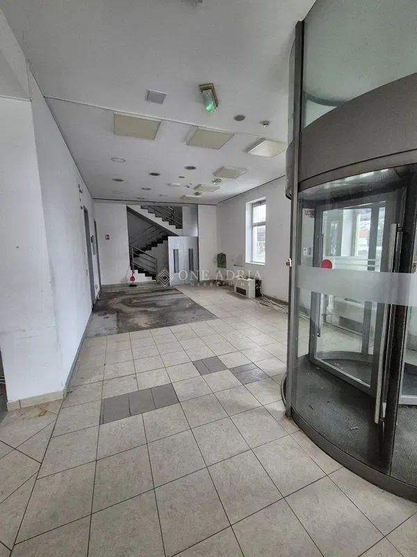SISAK, POSLOVNI PROSTOR U CENTRU!