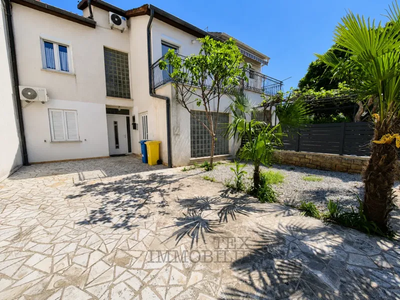 Vrsar – geräumige Wohnung auf drei Etagen, nur 200 m vom Meer entfernt
