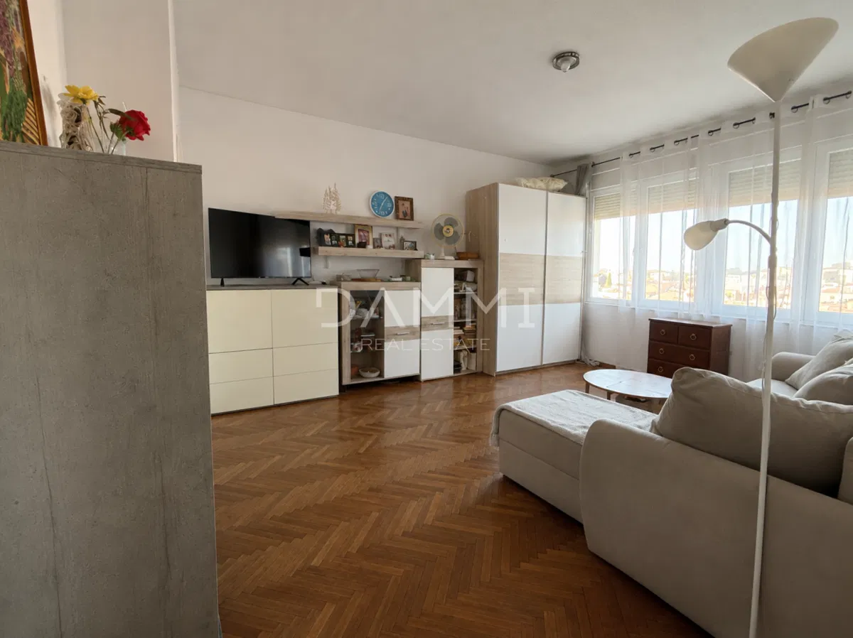 PULA – STROGI CENTAR, 62,74 m² – POGLED NA GRAD I MORE, PARKIRNO MJESTO na raspolaganju