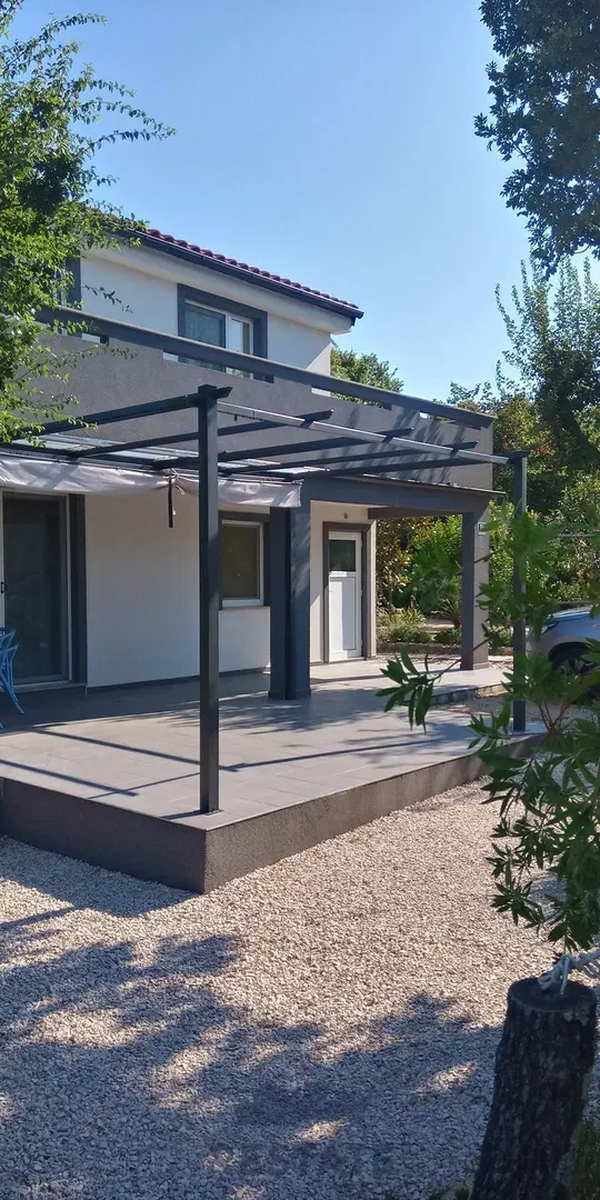 samostojeća, 5'5 km od grada Krk-a, uređena okolica, mirno okruženje