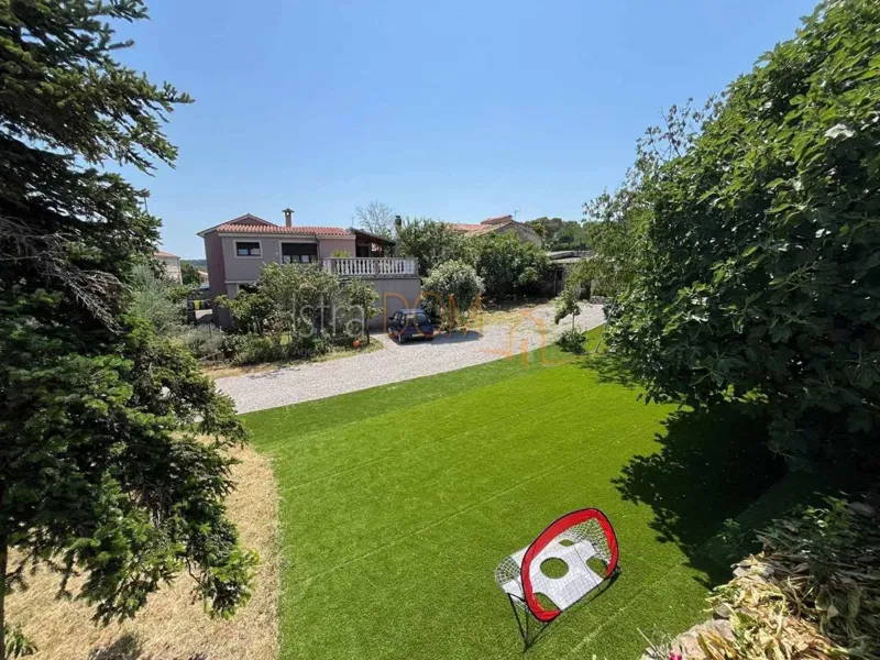 - Kuća sa dva stana, apartmanom, garažom, gr. zemljištem -