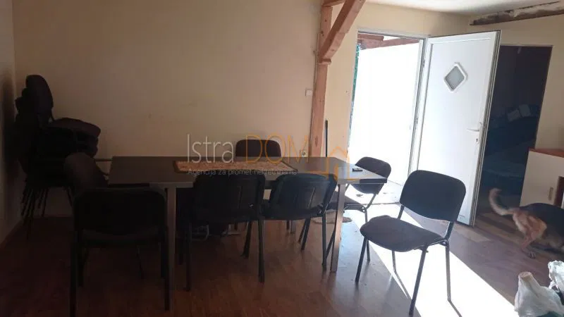 - Kuća sa dva stana za renovaciju, krov nov - – 2