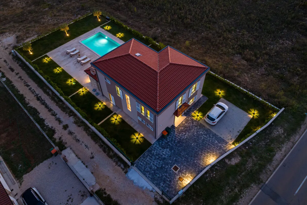 Casa di lusso con piscina e parcheggio