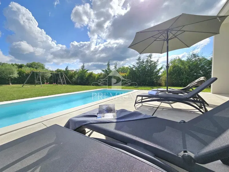 CASA CON PISCINA, DESIGN DI TENDENZA