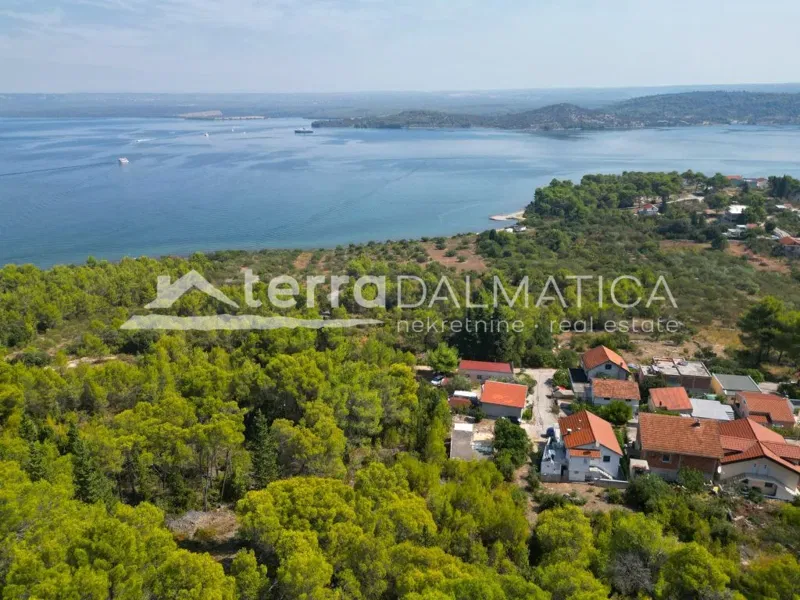 Građevinsko zemljište 2000 m2 u Bilicama, 220 m od Prokljanskog jezera
