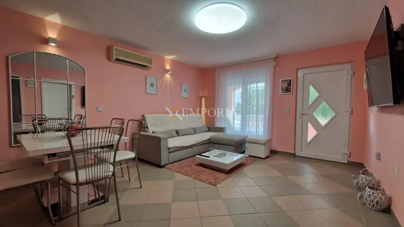 Vir – namješten apartman s terasom, 130 m od mora