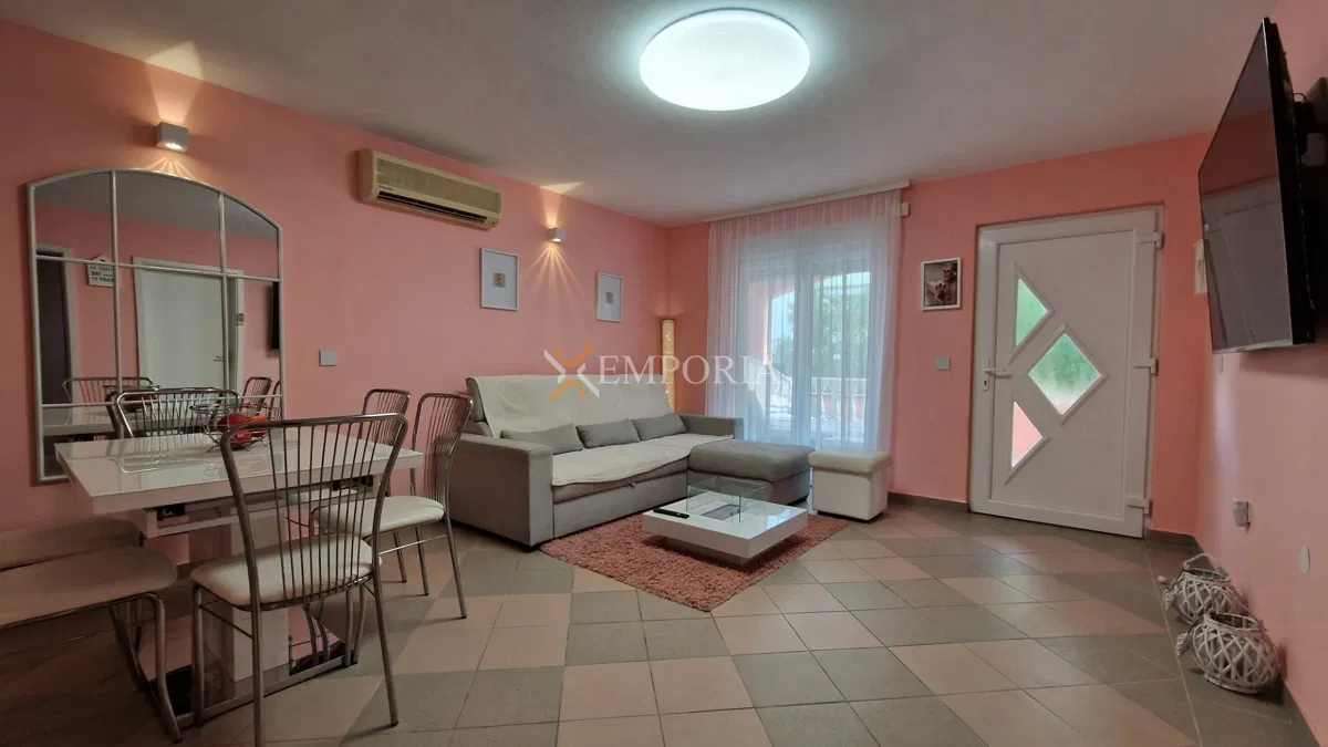 Вир – меблированная квартира с террасой, в 130 м от моря