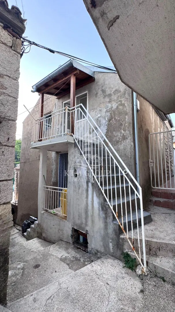 NOVIGRAD KRAJ ZADRA,MALA KUĆA S VELIKIM POTENCIJALOM,20 m OD MORA, za adaptaciju