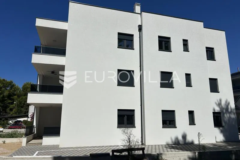Biograd na moru, Pakoštane, Dvosobni apartman u prizemlju s vrtom, udaljen 200 m od mora