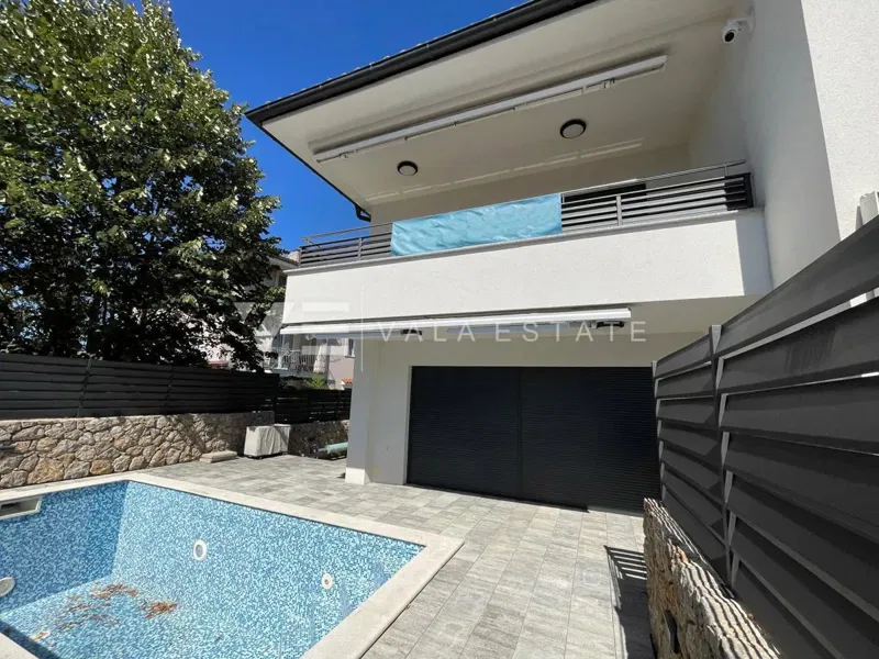 CASA BIFAMILIARE CON PISCINA IN POSIZIONE TRANQUILLA
