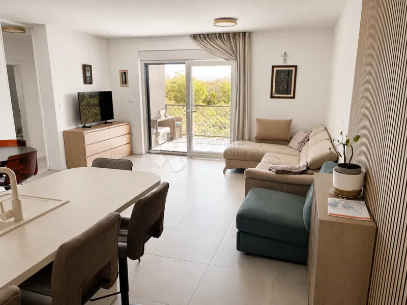 VODICE-APPARTAMENTO CON TERRAZZO+ 37 m² DI SPAZIO AGGIUNTIVO ARREDATO | 14:00 – 2